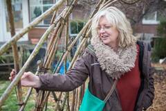 Een vrouw op de voorgrond, in een speeltuin