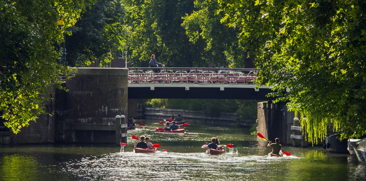 Link naar foto in Flickr: kanovaarders gaan door de singel.