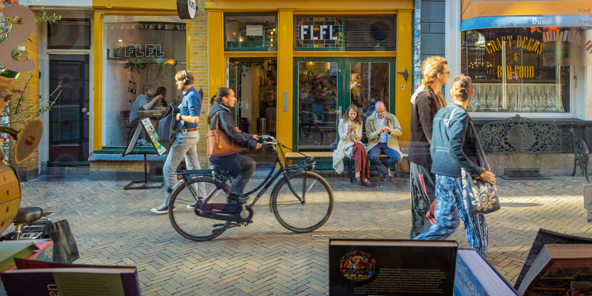 Link naar foto in Flickr: mensen lopen door de Servetstraat.