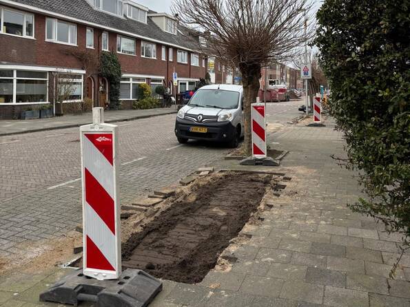 Een opengebroken stoep met daarin ruimte voor een plantenvak.