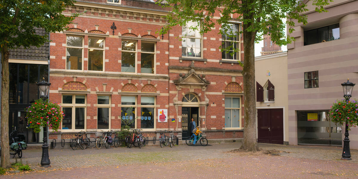 Link naar foto in Flickr: zicht op Openbare Dalton Basisschool Pieterskerkhof en een stukje van het Van Schijndelhuis.