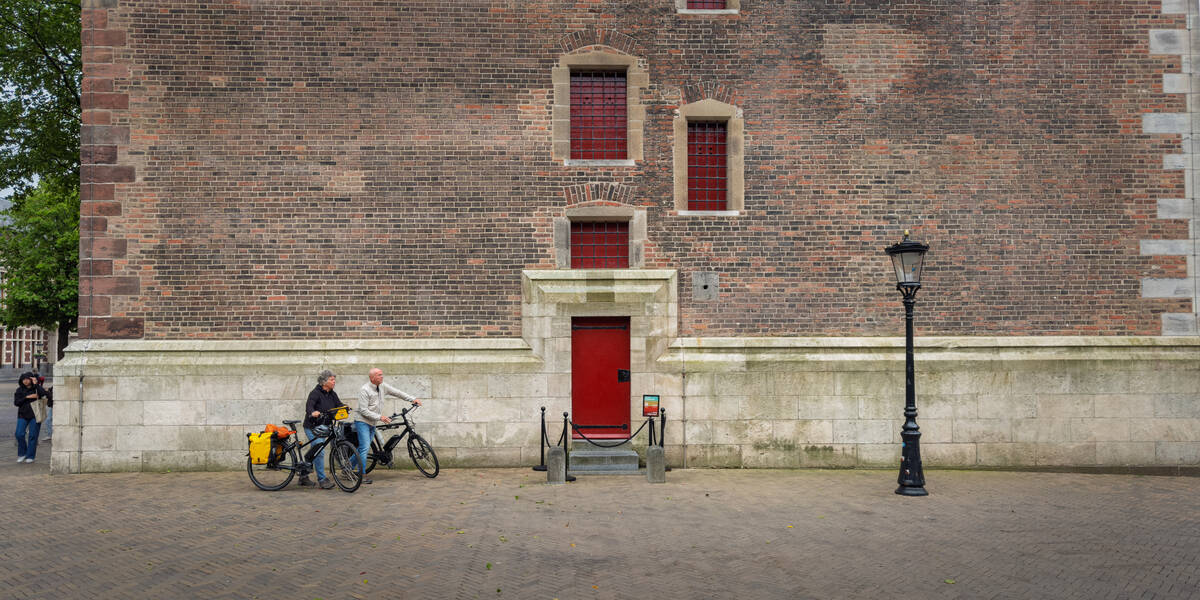 Link naar foto in Flickr: 2 fietsers staan bij de Dom.