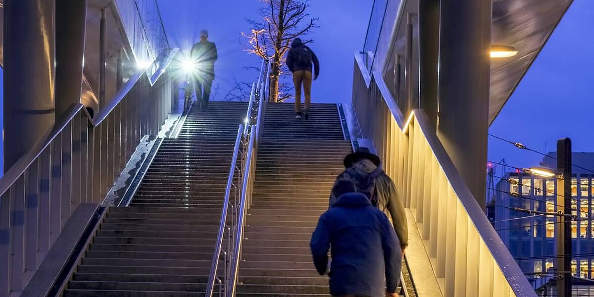 Link naar Flickr: mensen lopen de trap op naar de Moreelsbrug.