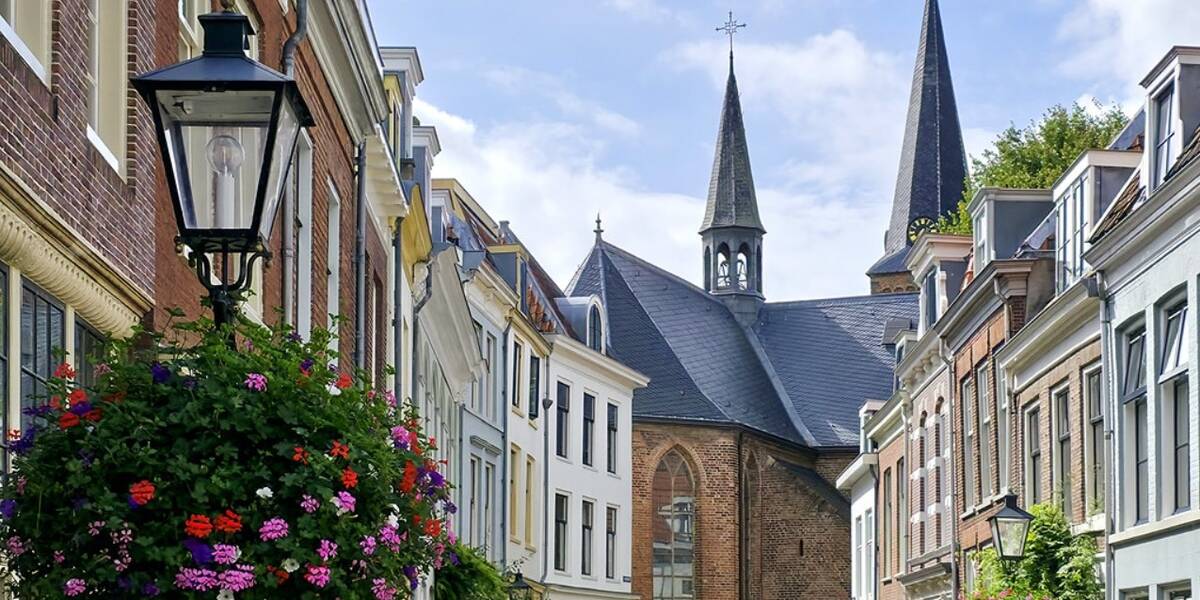 Link naar foto in Flickr: zicht op de Geertekerk vanuit de Geertestraat.