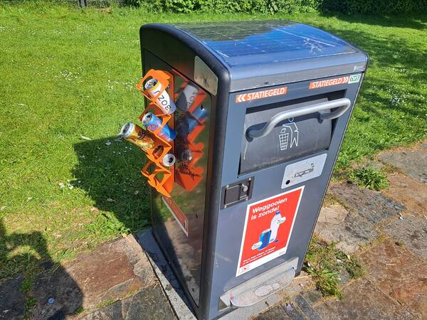 Doneerbeugel aan container