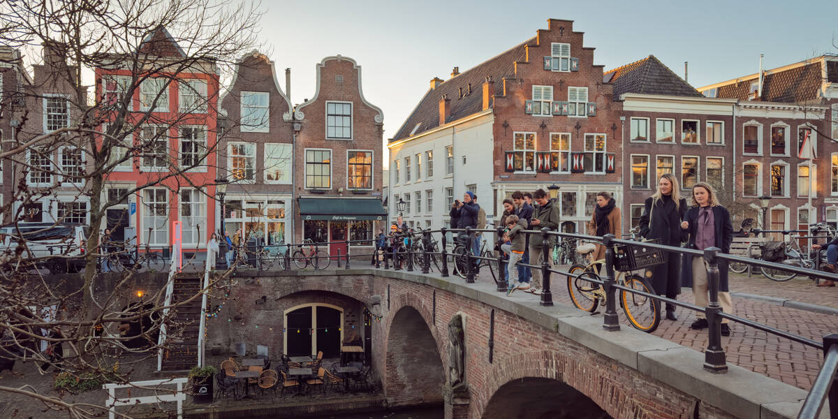 Link naar foto in Flickr: mensen staan bij de Geertebrug en de Oudegracht.