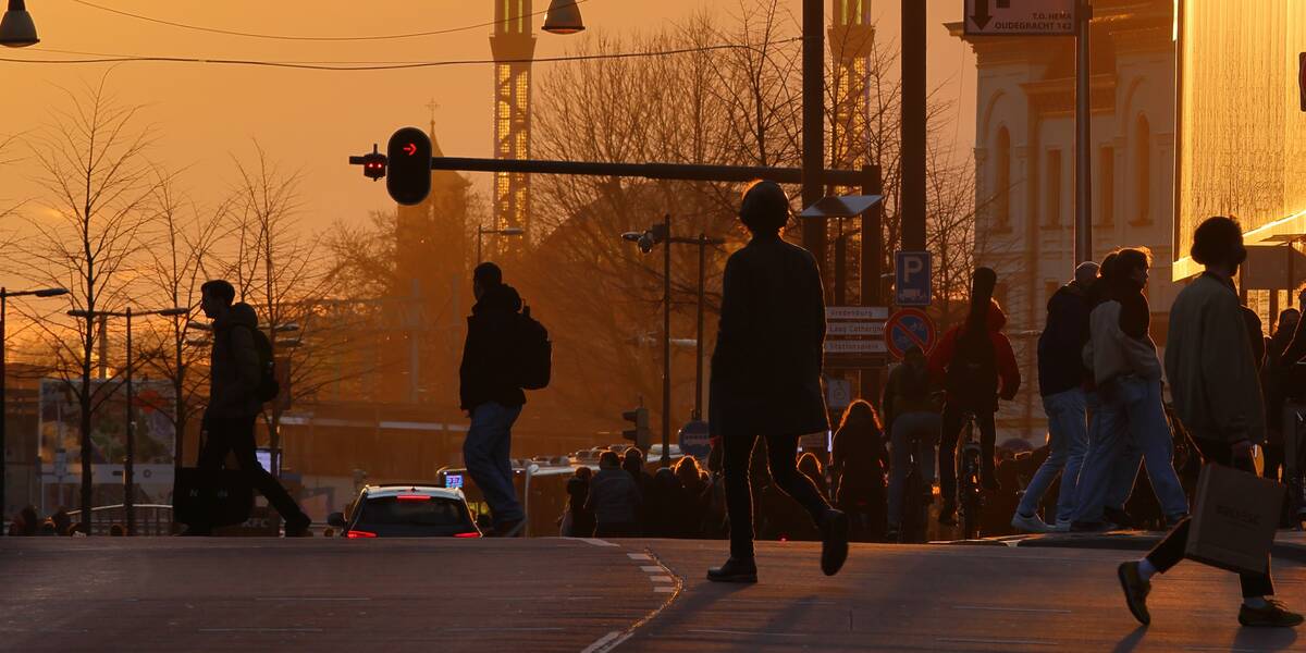 Link naar foto in Flickr: mensen lopen in de avond door de Lange Viestraat.