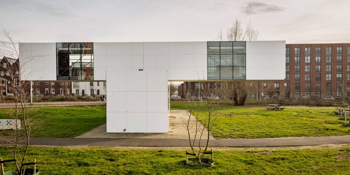 Link naar foto in Flickr: zicht op De Vrijstaat Het Gebouw in Leidsche Rijn.