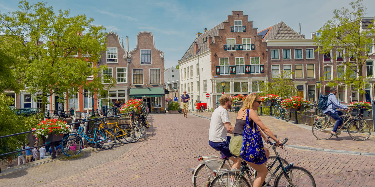 Link naar foto in Flickr: fietsers rijden over de Oudegracht ter hoogte van de Geertebrug. 