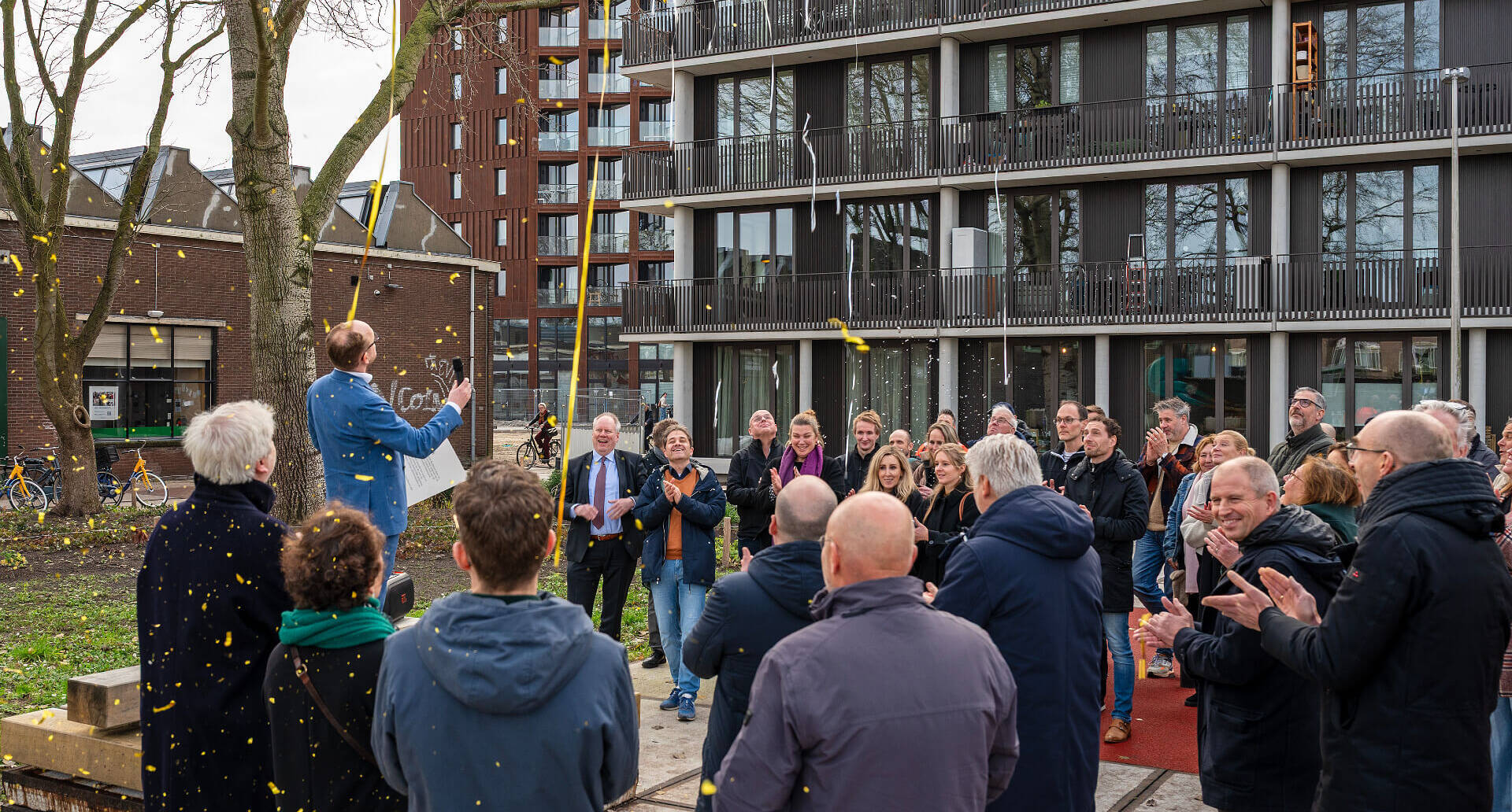 klik om te vergroten, foto van feestelijke opening met wethouder Eerenberg