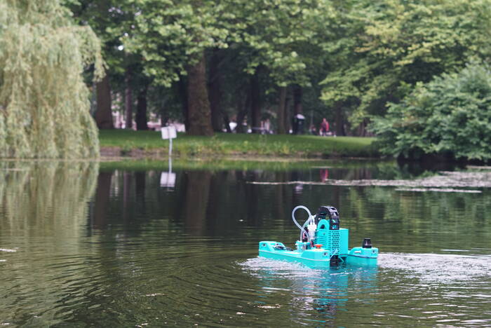 Bootje De Krill in actie in de Wilhelminavijver