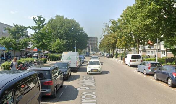 Zo ziet de Marco Pololaan er nu uit: een straat met asfalt en parkeren langs de straat.