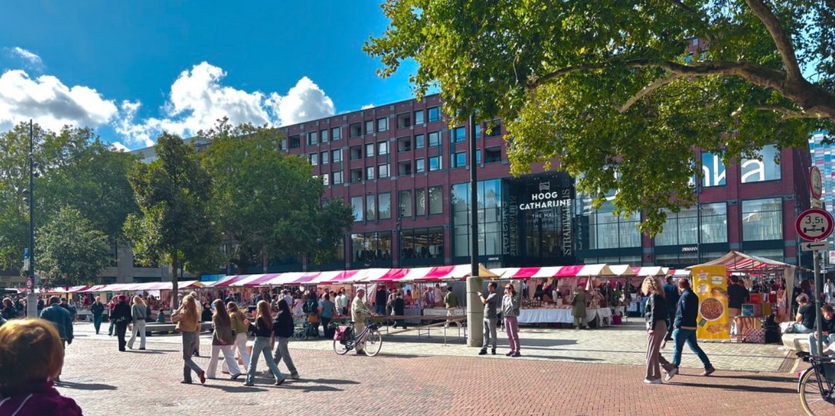 Link naar foto in Flickr: mensen lopen over de markt op Vredenburgplein.