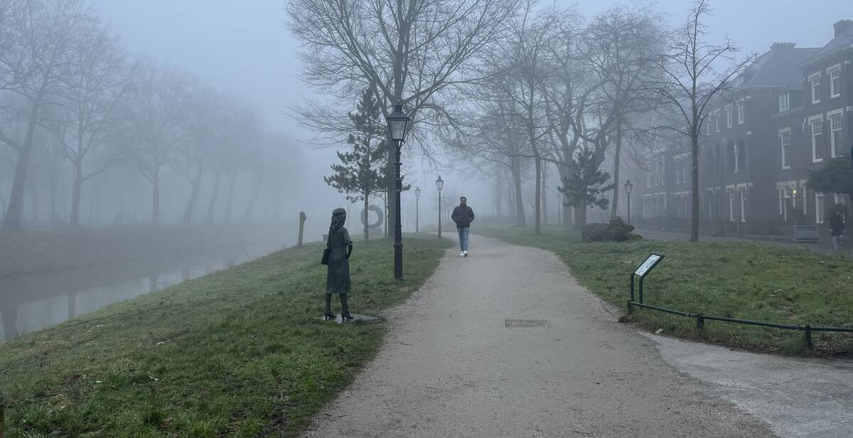 Link naar foto in Flickr: een man loop in het Zocherpark richting het monument van Truus van Lier. Het is mistig. 