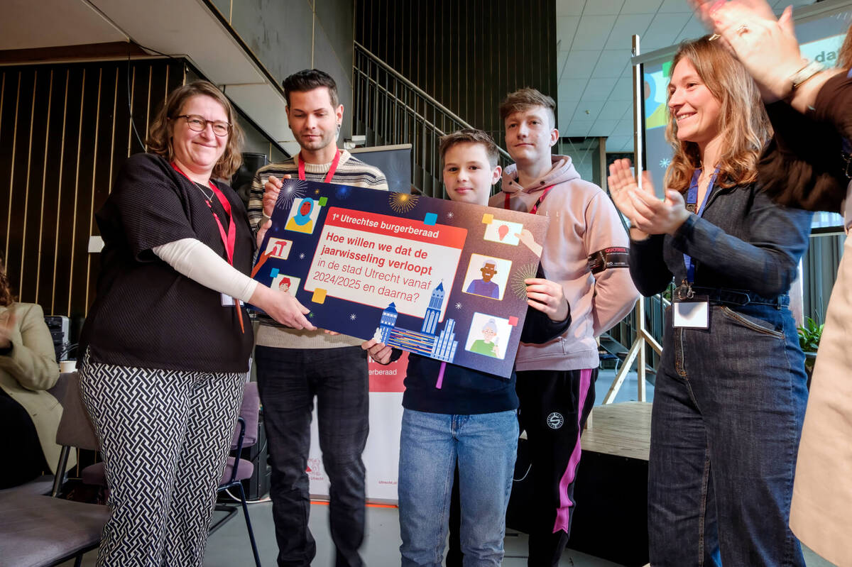 Klik om te vergroten, foto van deelnemers aan het burgerberaad en wethouder Eva Oosters