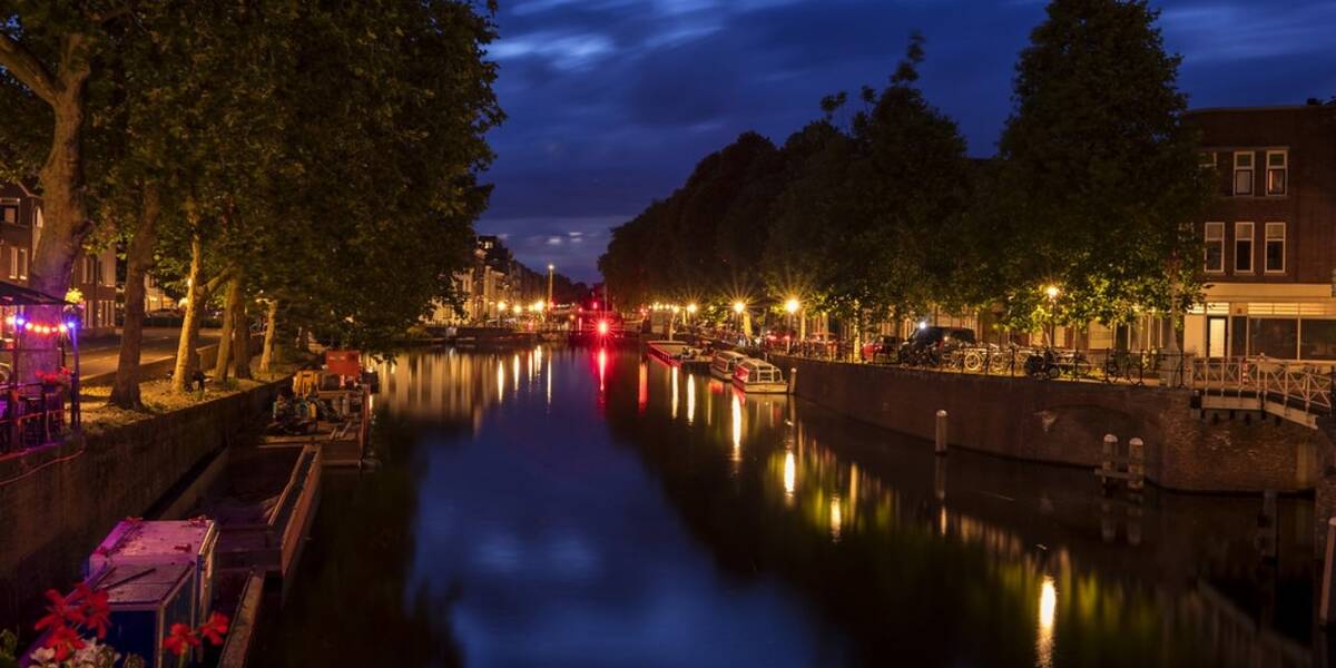 Link naar foto in Flickr: zicht op de Weerdsluis bij het invallen van de nacht.