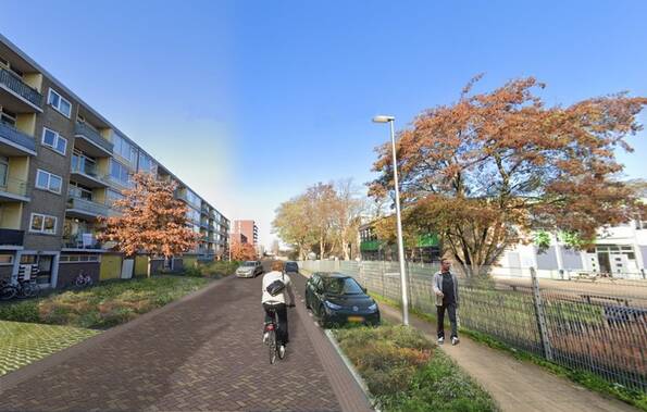 Een ontwerp van de Rooseveltlaan in de nieuwe situatie: een groene straat met rode klinkers.