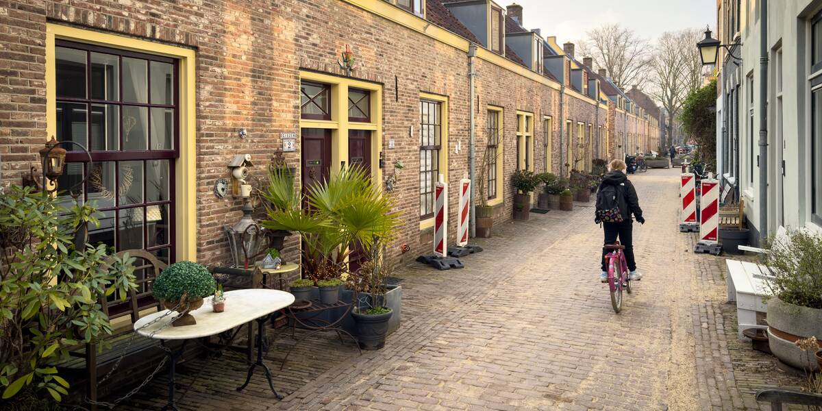 Link naar foto in Flickr: een meisje fiets door de Lange Rozendaal.