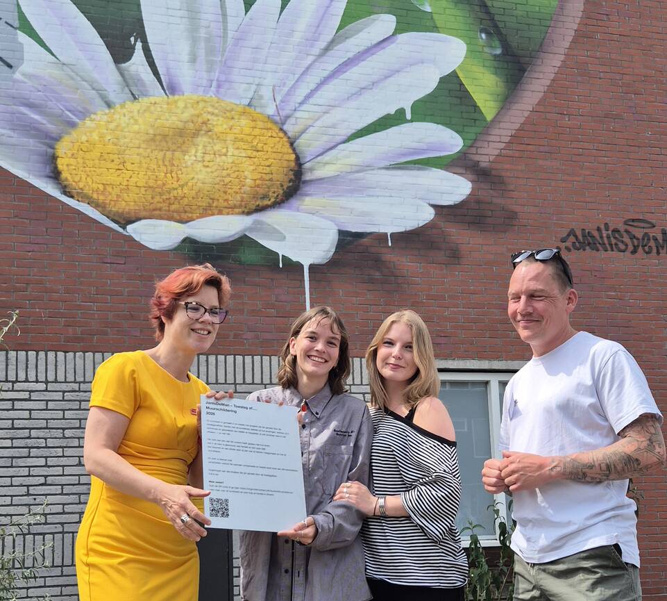 Muurbordje overhandigd Muurbordje overhandigd