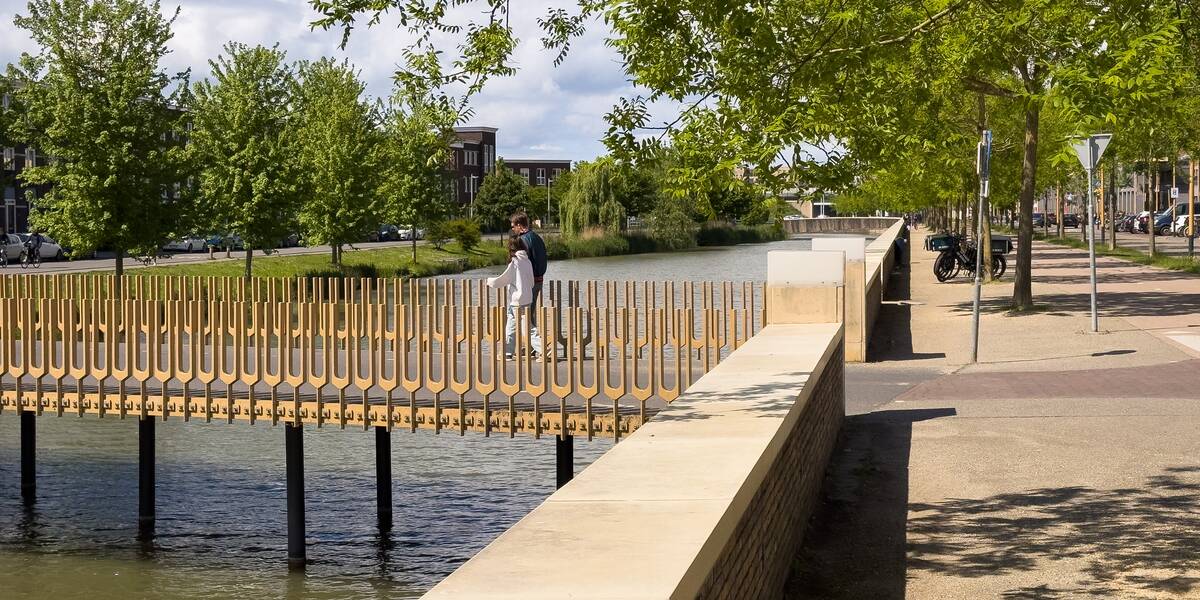 Link naar foto in Flickr: mensen lopen over de Stemvorkbrug .