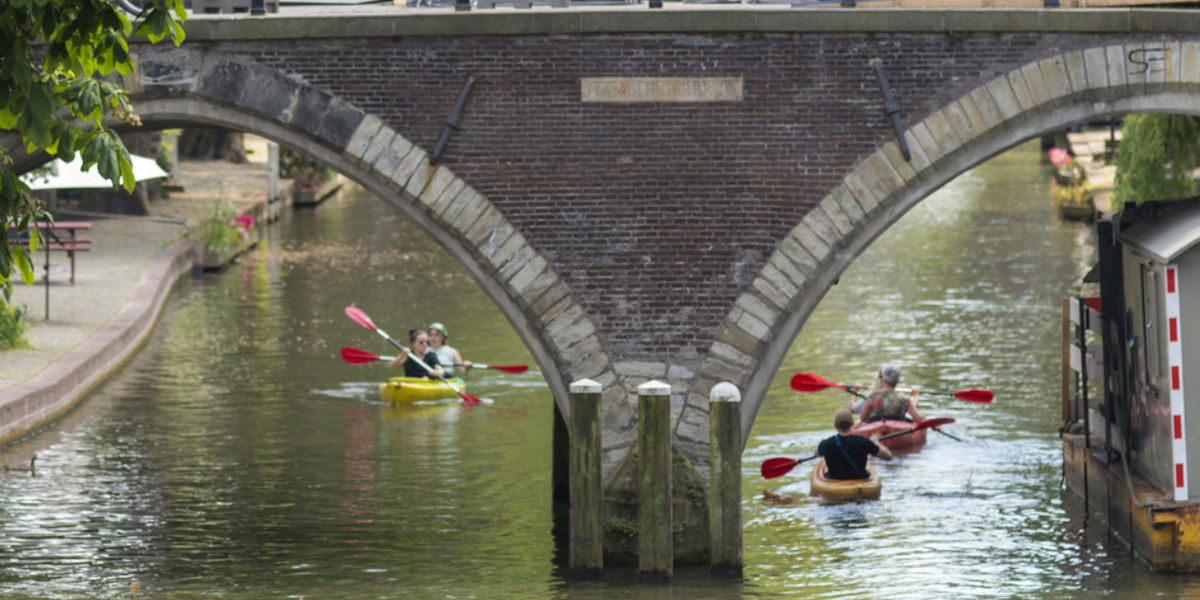 Link naar Flickr: Kanoërs in de gracht bij de Gaardbrug.
