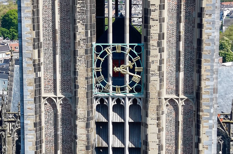 Minutenwijzer weer terug op klok Domtoren