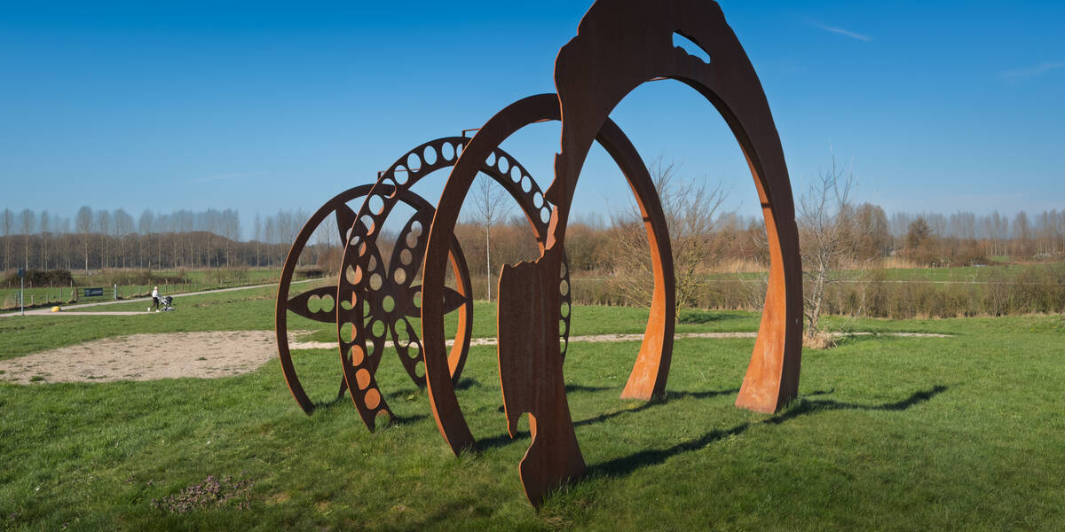 Link naar foto in Flickr: Kunstwerk Amulet in het Oeverwalpark, Haarzicht, Vleuten.