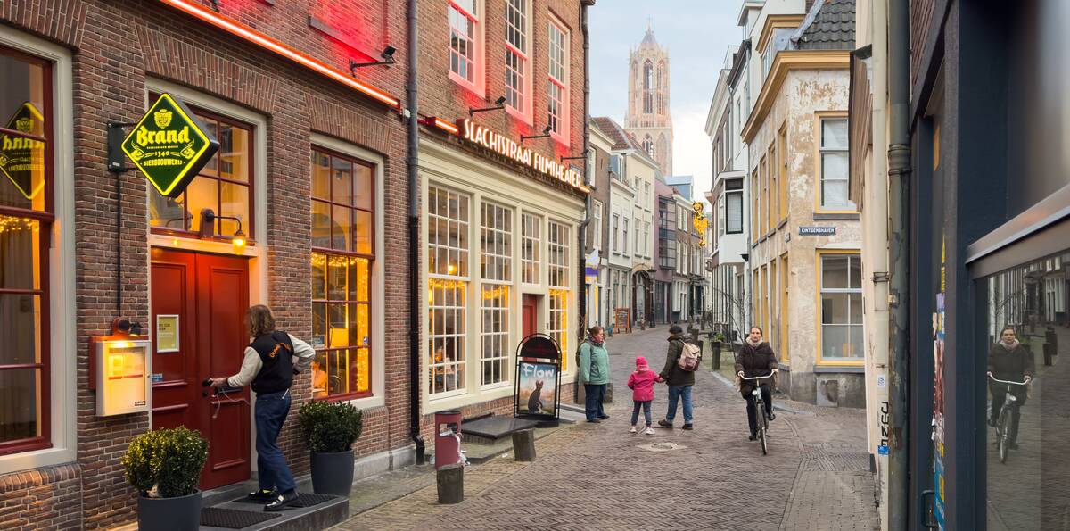 Link naar foto in Flickr: mensen gaan door de Slachtstraat. 