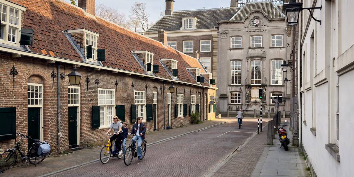 Link naar foto in Flickr: fietsers gaan door de Lange Nieuwstraat. Links de Beyerskameren en in het midden de Fundatie van Renswoude.