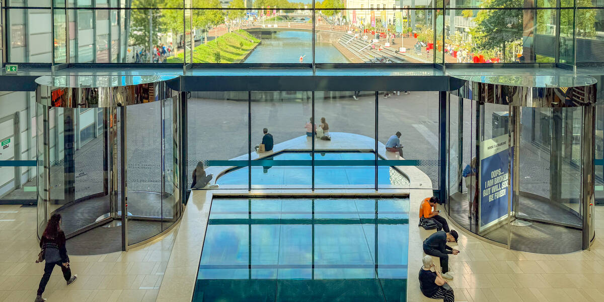 Link naar foto in Flickr: De opnieuw uitgegraven Catharijnesingel bezien vanuit Hoog Catharijne.