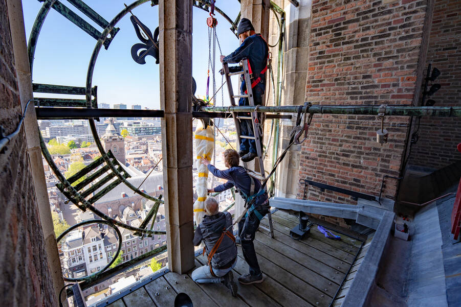 Wijzer Domtoren wordt teruggeplaatst