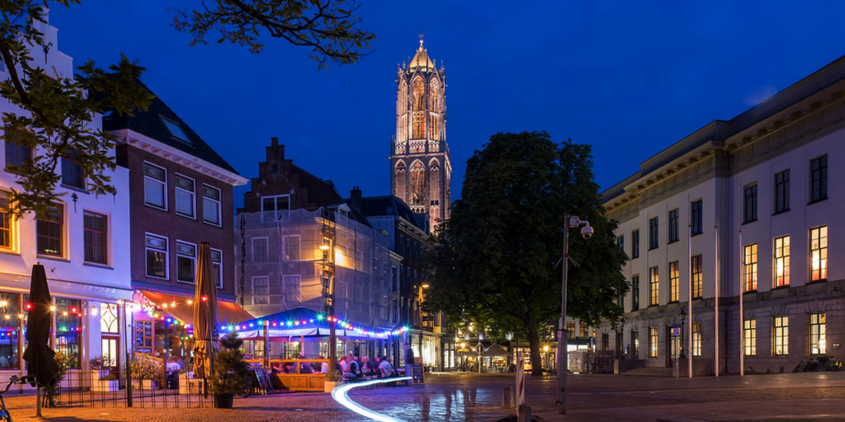 Link naar foto in Flickr: Stadhuisplein met op de achtergrond de Dom in de avond. 