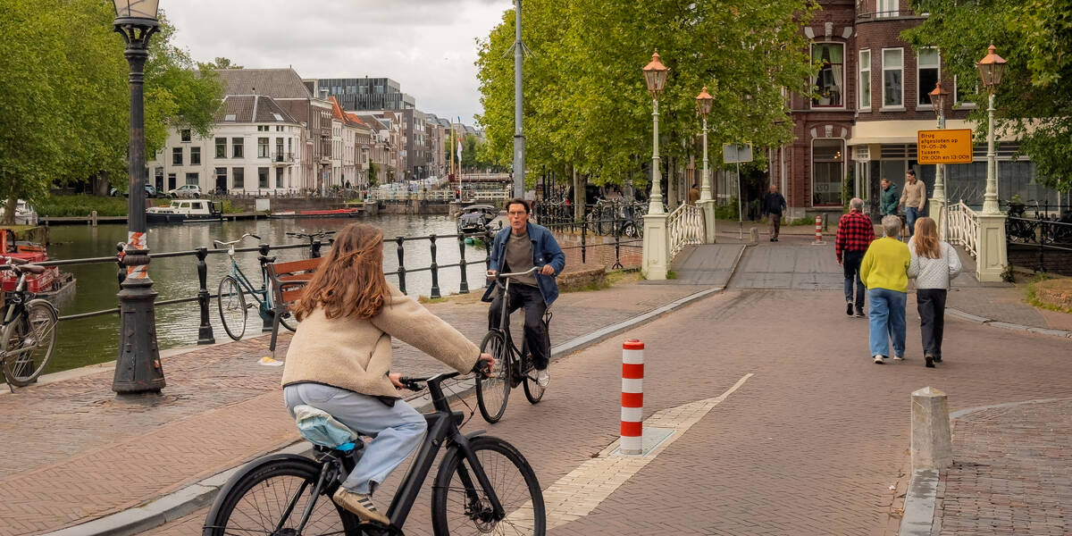 Link naar foto in Flickr: fietsers gaan over de Weerdbrug.