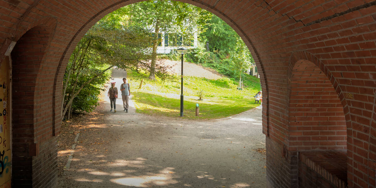 Link naar foto in Flickr: mensen lopen richting het tunneltje bij Manenburg bij Ledig Erf.