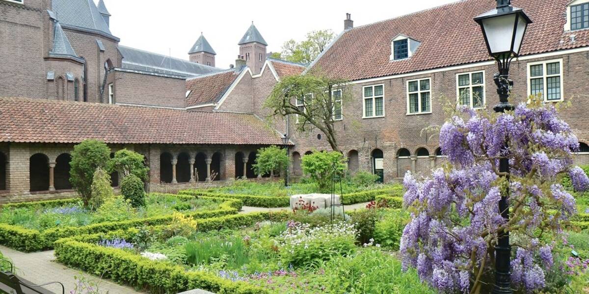Link naar foto in Flickr: zicht op de binnenplaats Pandhof bij de Dom.