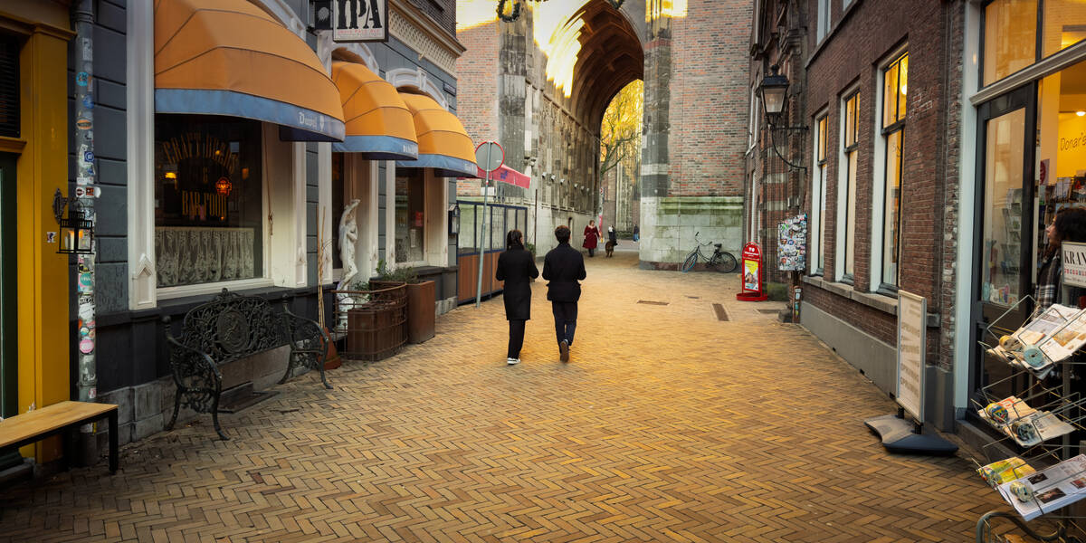 Link naar foto in Flickr: 2 mensen lopen door de Servetstraat richting de Dom.