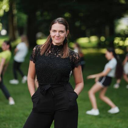 Petra in park, met sportende mensen op achtergrond