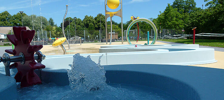 waterspraypark met allerlei toestellen, zoals fonteinen en watersproeiers