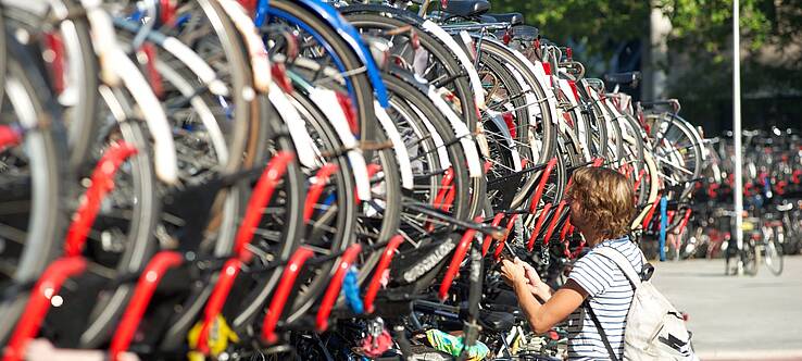Man haalt fiets van het slot op een fietsenrek - Foto door Kjell Postema