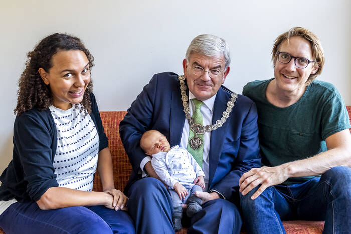 UTRECHT- Burgemeester Jan van Zanen met de 350ste inwoner van Utrecht Sebastiaan Leendert Browne. links de moeder van Sebastiaan Joyce Browne, en rechts vader Erik de Bruin.