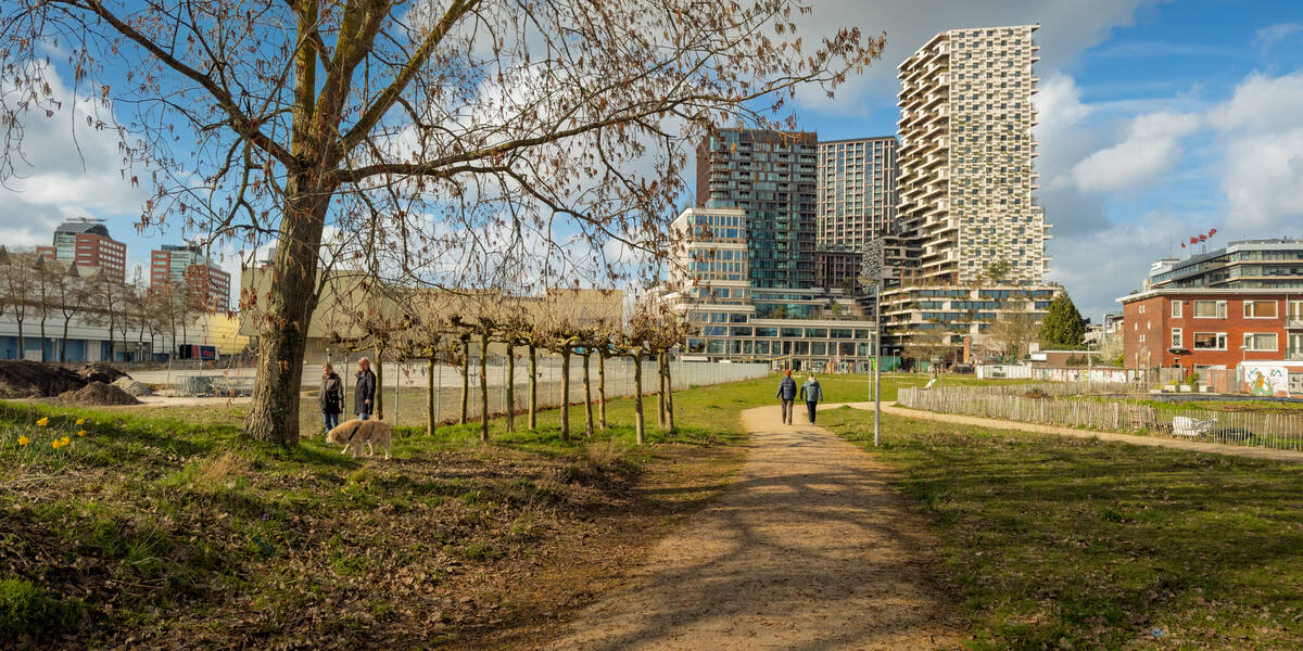 Link naar foto in Flickr: mensen wandelen door de Tuinen van Croese.