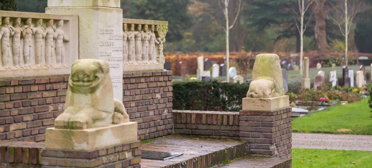 Beelden en graven op begraafplaats Tolsteeg