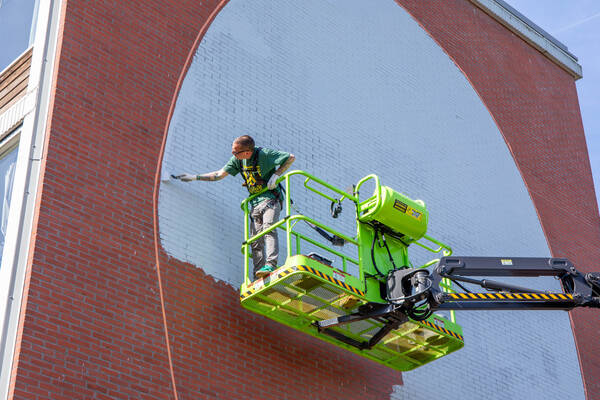Kunstenaar JanIsDeMan werkt aan muurschildering ontworpen door jongeren toeslagenaffaire Kunstenaar JanIsDeMan werkt aan muurschildering ontworpen door jongeren toeslagenaffaire