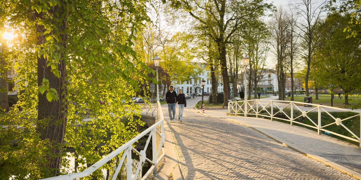 Link naar foto in Flickr: een man en vrouw lopen over de Maliebrug richting de Maliesingel.