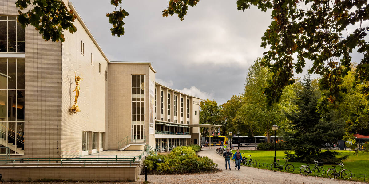 Link naar foto in Flickr: zicht op de stadschouwburg in de richting van Lepelenburg.