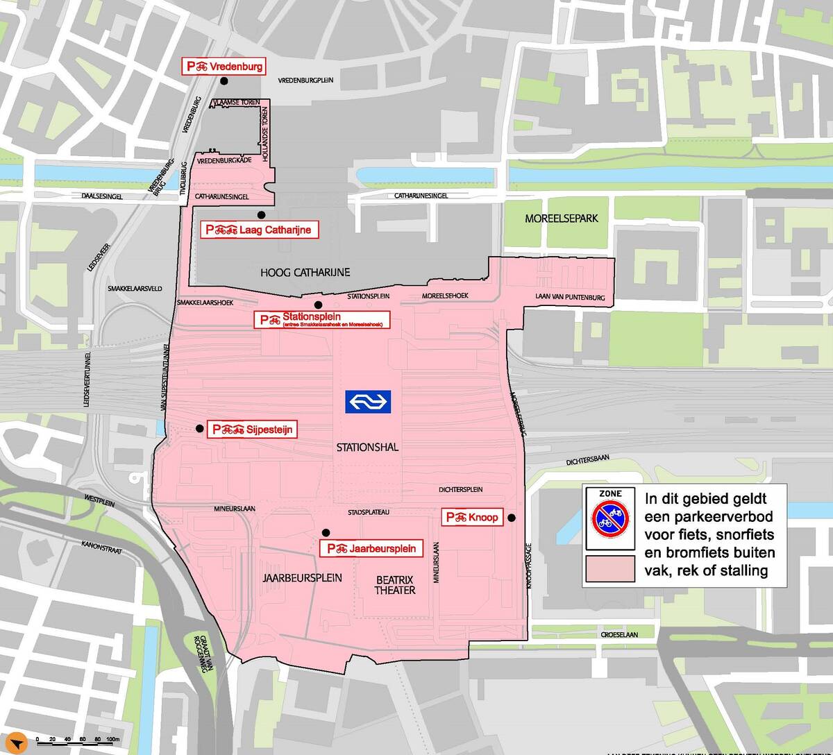 Plattegrond van het stationsgebied waar het parkeerverbod geldt. Dit gebied staat beschreven in de tekst. Op de kaart staan ook fietsenstallingen: Jaarbeursplein, Knoop (Moreelsebrug), Sijpesteijn, Stationsplein en Laag Catharijne. Klik link om te vergroten.