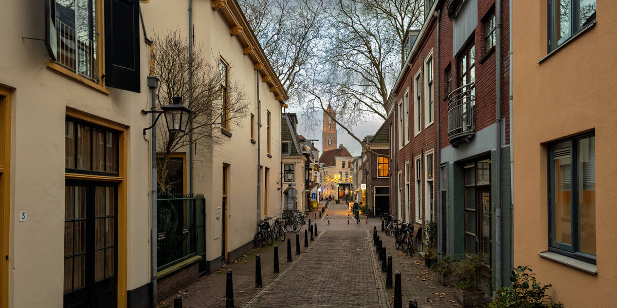 Link naar foto in Flickr: zicht op de Dom vanuit de Korte Lauwerstraat.