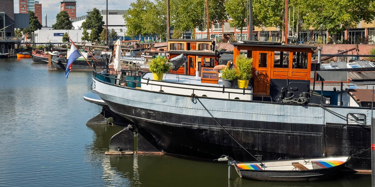 Link naar foto in Flickr: boten liggen in de Veilinghaven.