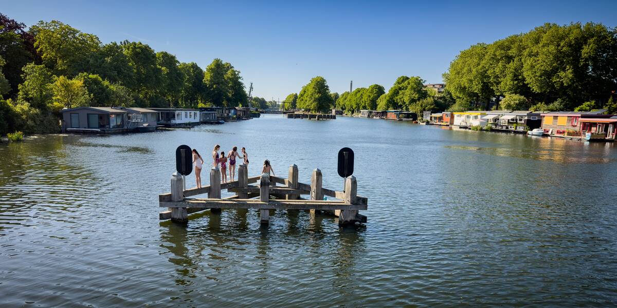 Link naar foto in Flickr: kinderen zwemmen in het Merwedekanaal. 