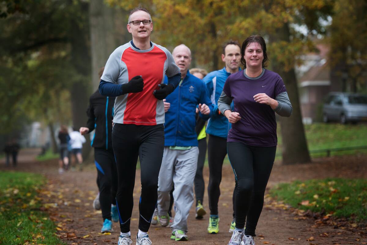 Foto: Robert Oosterbroek Hardlopers in park Lepelenburg